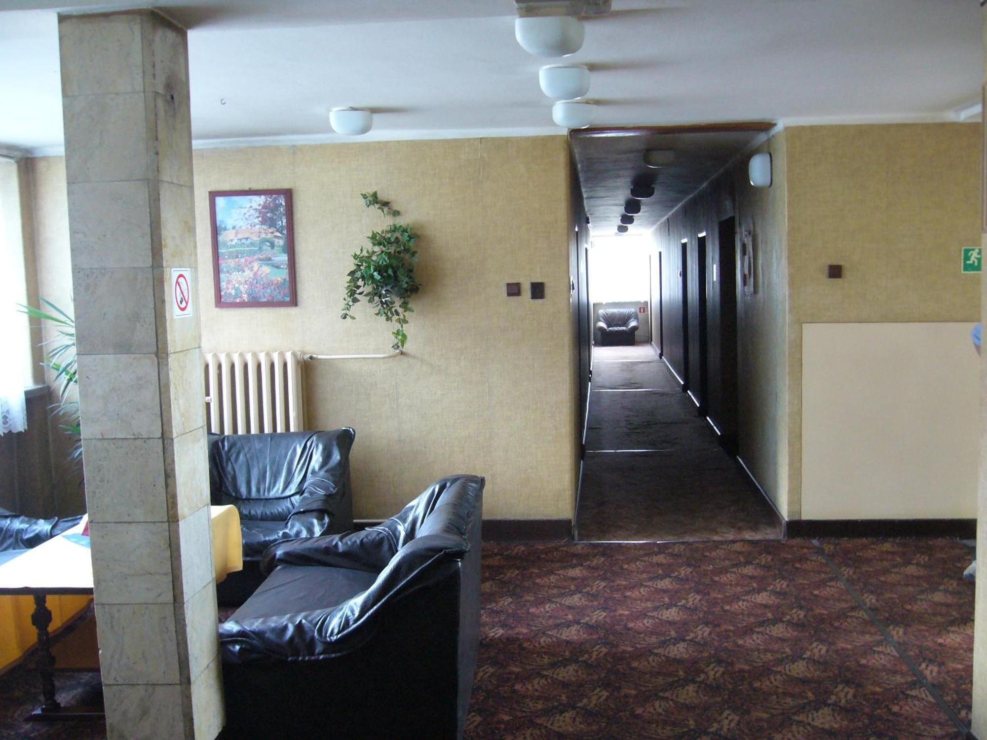 Karet Obiekt Hotelowy Skoczów Buitenkant foto