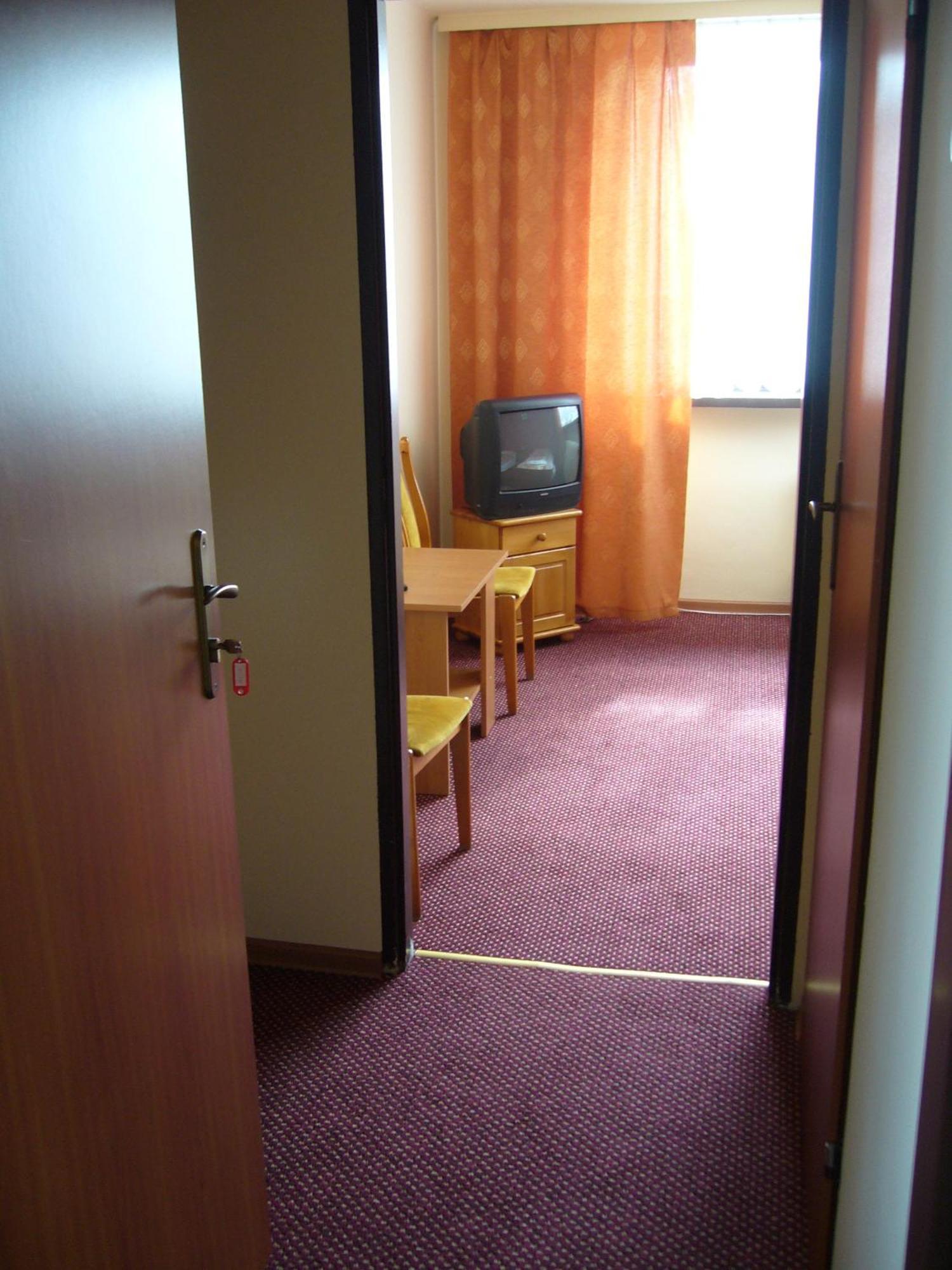Karet Obiekt Hotelowy Skoczów Buitenkant foto