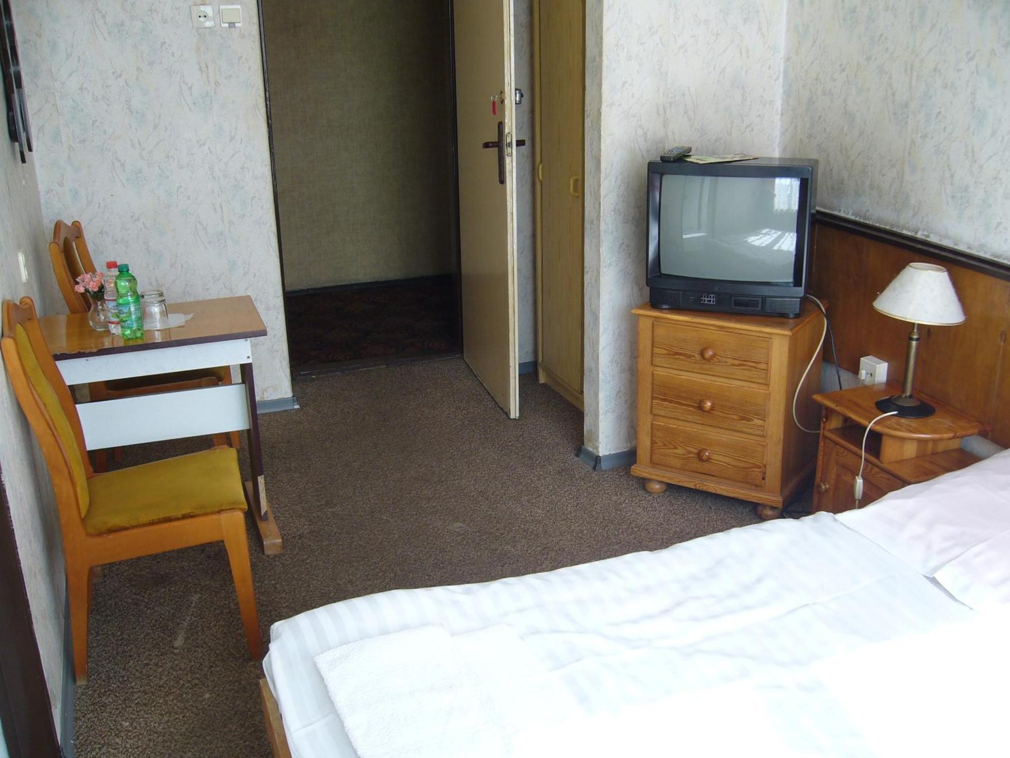 Karet Obiekt Hotelowy Skoczów Buitenkant foto