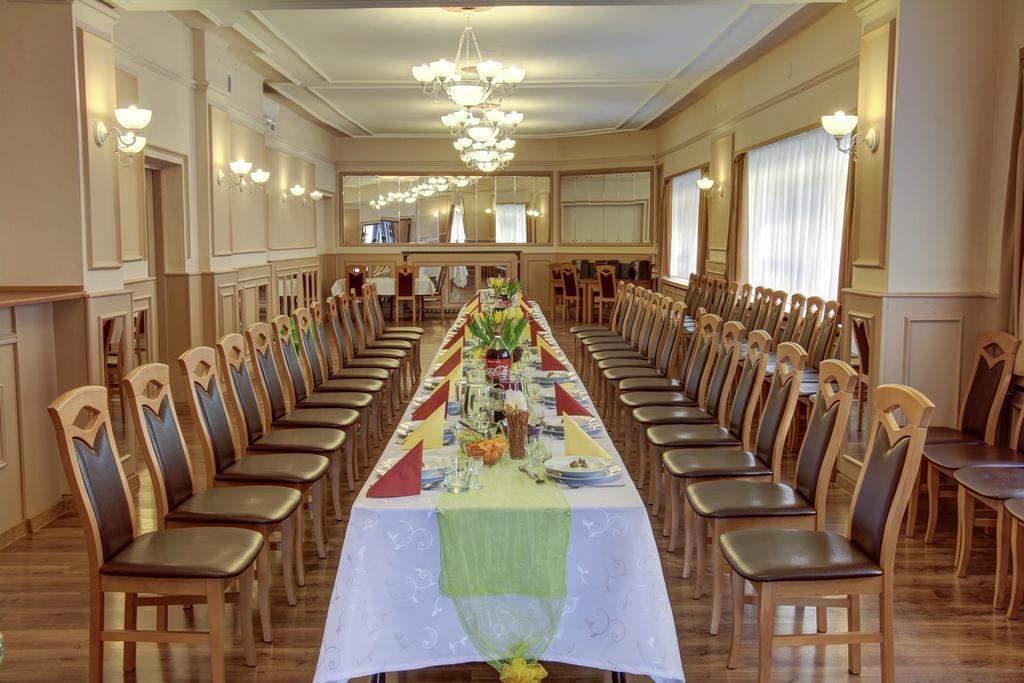 Karet Obiekt Hotelowy Skoczów Buitenkant foto