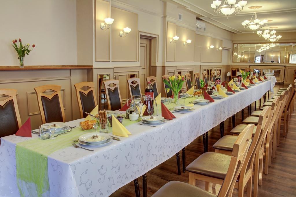 Karet Obiekt Hotelowy Skoczów Buitenkant foto